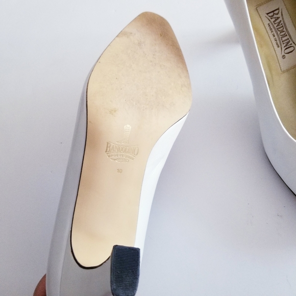 Vintage Bandolino White Leather Pumps - Picture 7 of 8